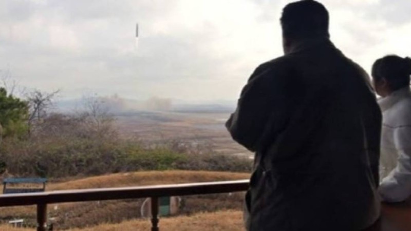 Ким Чен Ын алғаш рет көп алдына қызын алып шықты