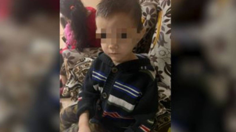 Көкшетауда бес жасар баланы аш күйінде байлауда ұстаған