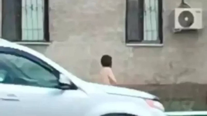 Қостанайда әйел адам көшеде тырдай жалаңаш жүгіріп жүрген