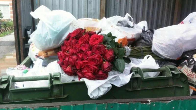 "Қыздар арам екенсіңдер": Қазақ жігіттері 8 наурызда тарту еткен сыйлықтарын сатып жіберген аруларға ренішін айтты