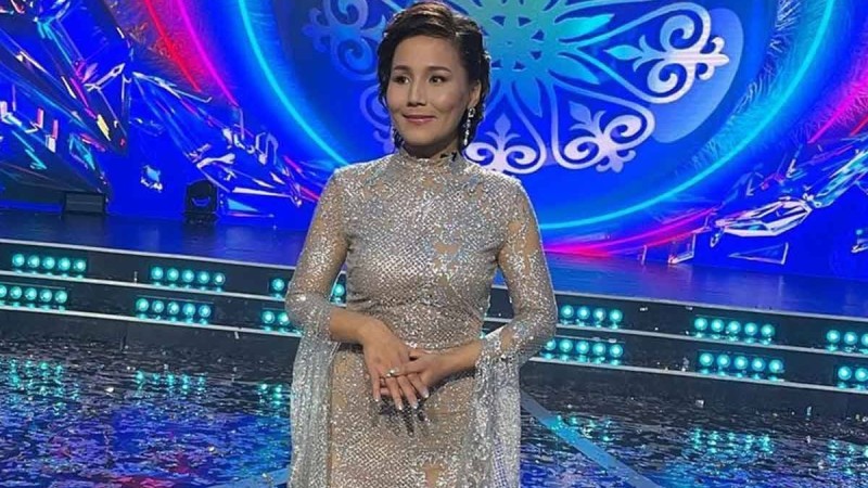 Әнімен желіні жарған құрылысшы қыз жұлдыздармен бірге үлкен сахнаға шықты