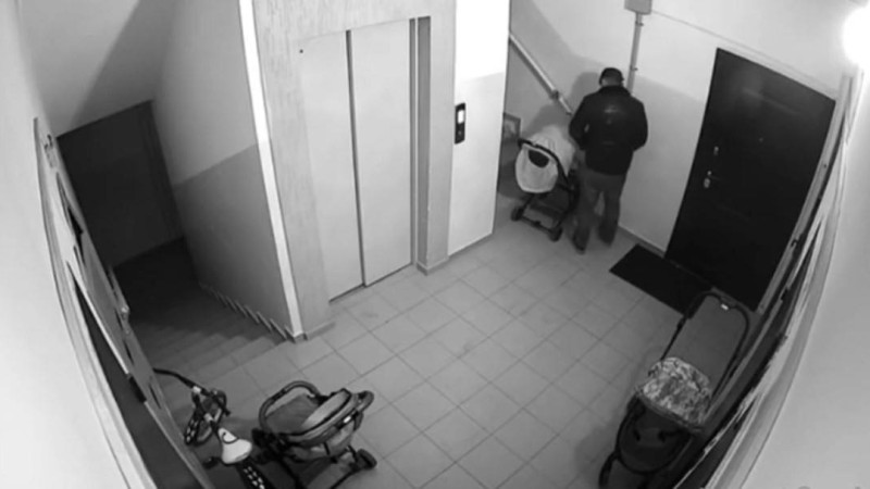 Тұрғын үй кіреберісінде балалар арбасына дәрет сындырған тұрғын ұсталды