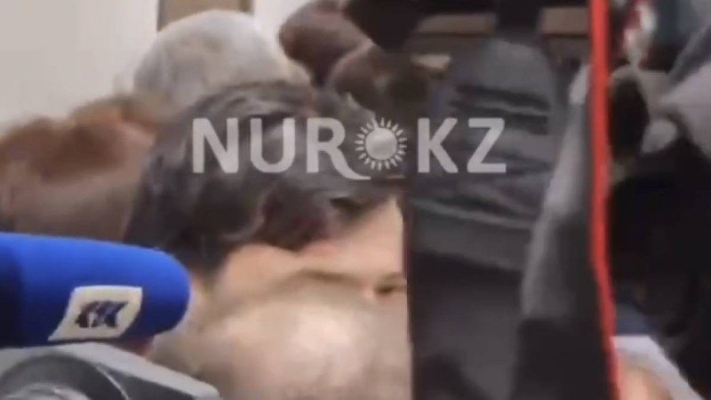 Бишімбаев сот залына жеткізіліп, сот басталды (видео)