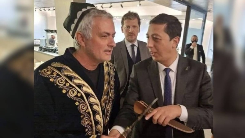 Жозе Моуринью өзбек шапанын киді