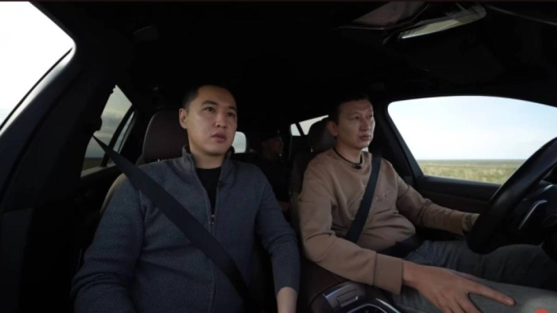 "Агрессорды ақтап, зомбылықты насихаттады": Серік Шәріптен сұхбат алған блогер Әлішер Елікбаев жұрттың ызасын тудырды