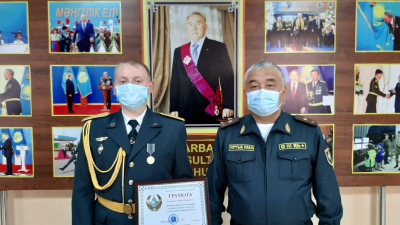 Шымкентте қызды зорламақ болған екеуді ұрып жыққан жігіт марапатталды