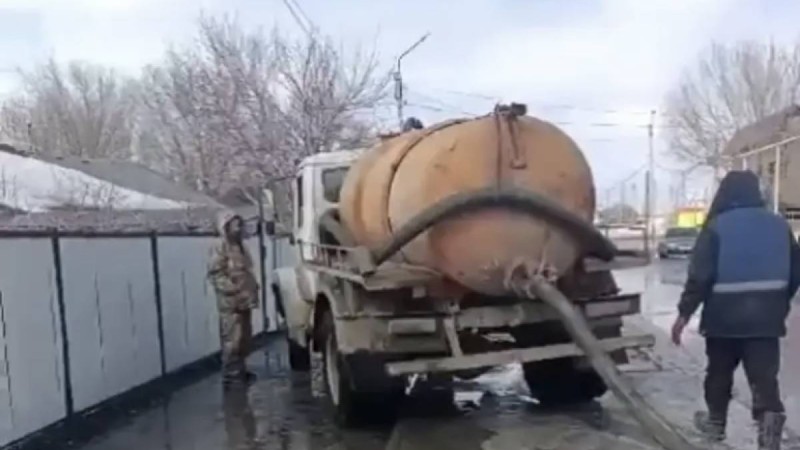 Ұлытау облысының орталығында қар суы арнайы техникамен шығарылуда