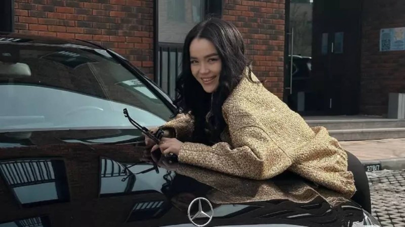 Футболшы Еркебұлан Сейдахмет әйеліне қымбат көлік сыйлады (видео)