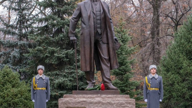 Қасым-Жомарт Тоқаев Алматыда Ахмет Байтұрсынұлына арналған ескерткішті ашты