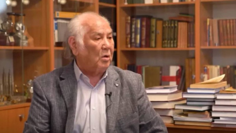 "Біз су ішсек су, у ішсек у ішесің" дедім": Дулат Исабеков немересін неліктен шетелге жібермей қойғанын айтты