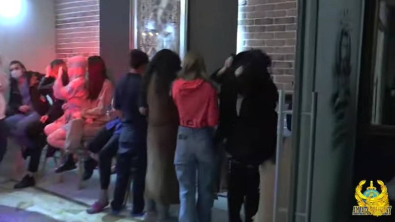 "Жезөкшелер қанды ішті". Алматы тұрғындары әкімге шағымданды