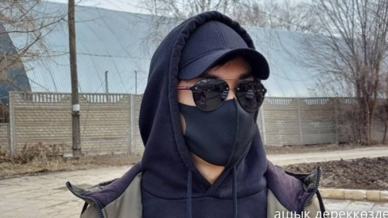 Қара бетперде таққан жігіт ата-анасымен сөйлесуден басқа арманы жоқ 11 жастағы қызға үміт сыйлады