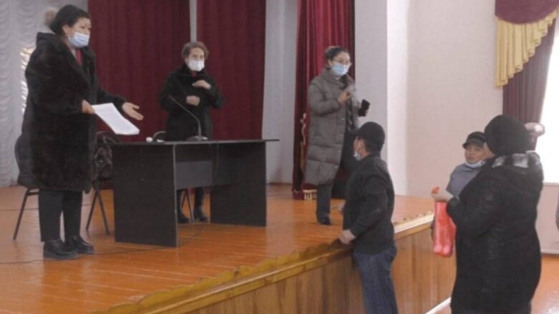 Қызылорда облысында екпеге қарсы әйел дәрігерлерге жұмыртқа лақтырды (ВИДЕО)