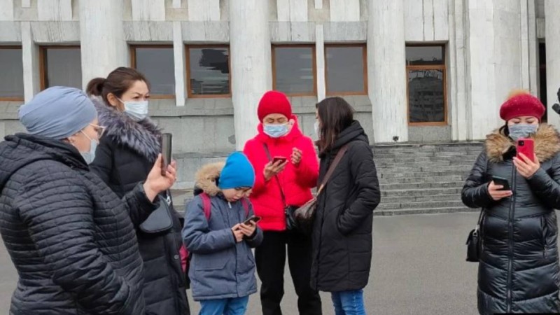 Бір топ әйел Ермахан Ибраимовтан көп балалы аналар туралы айтқанын түсіндіруді талап етті