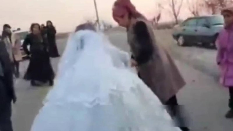 Қалың малы төленбегені үшін қызын тойдан сүйреп алып кетті (видео)