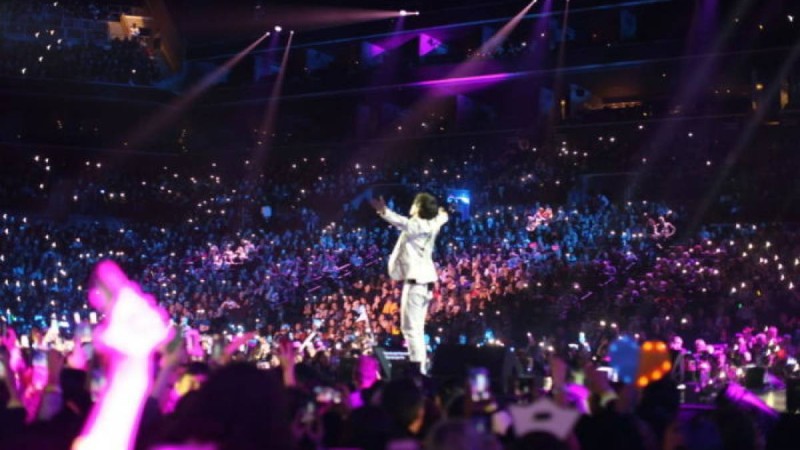 Қазақстандықтар Димаш Құдайбергенді Нұр-Сұлтан әуежайында қарсы алды