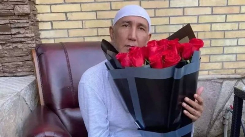 Өзбек әншісі Атхамбек Юлдашев Қызылордадағы тойда халыққа ақшадан шашу шашты (видео)