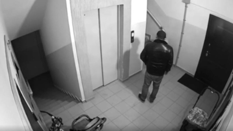 Алматыда подъезде тұрған бесік арбаға дәрет сындырған азамат видеоға түсіп қалды