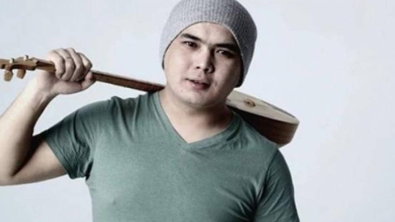 «Есесіне шетелдікке күйеуге шықпады»: Жан Ахмадиев отбасылы еркектен екіқабат боп қалған әпкесін мақтады 