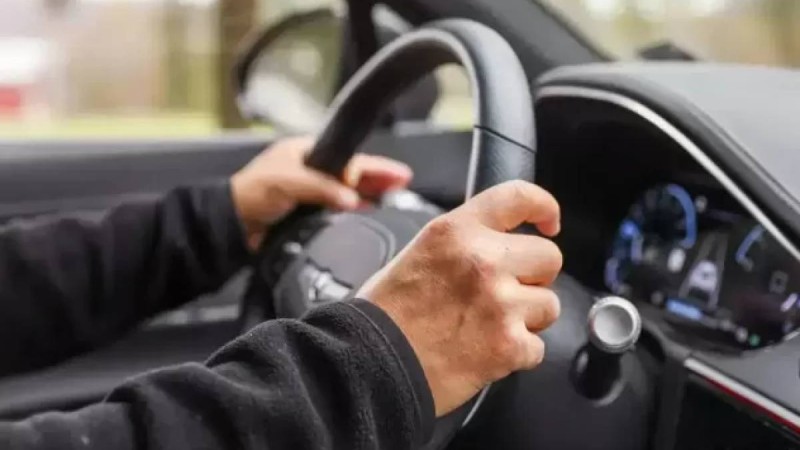 Алматыда агрессивті жолаушы такси жүргізушісін боқтап, шапалақпен бір салды (ВИДЕО)