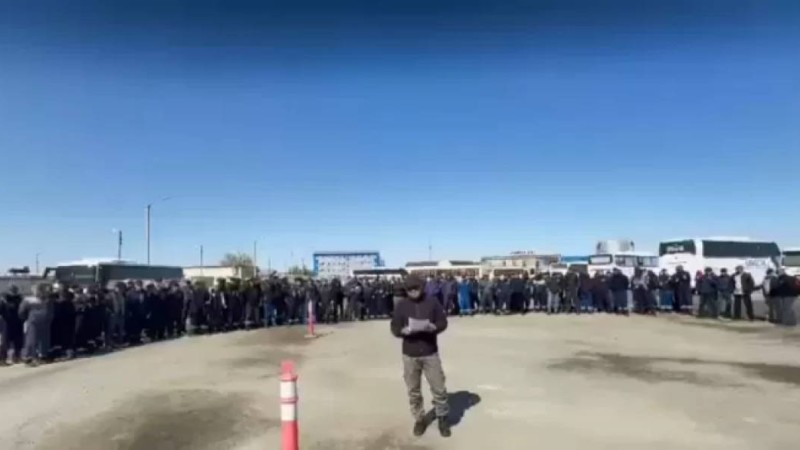 Теңізде жұмысшылар жалақыны 50 пайыз көтеруді талап етті