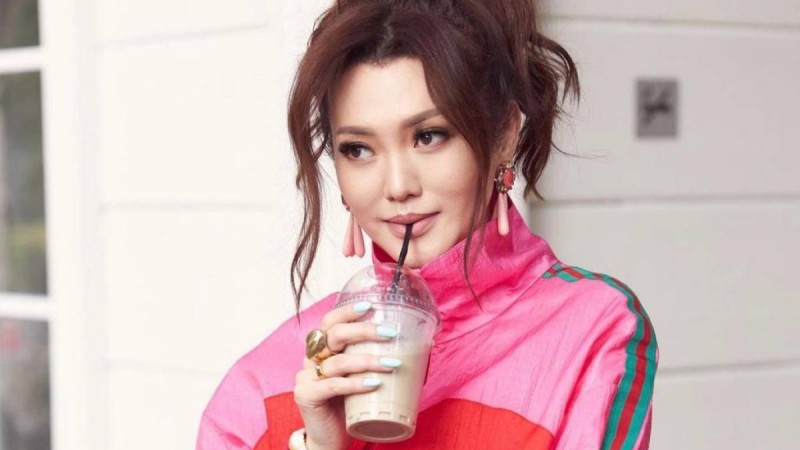 Ерке Есмахан тағы да жас жігітпен ұсталды (ВИДЕО)