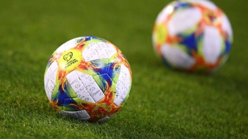 Министр сөйлеп тұрған кезде залда футбол көріп отырған шенеунік видеоға түсіп қалды