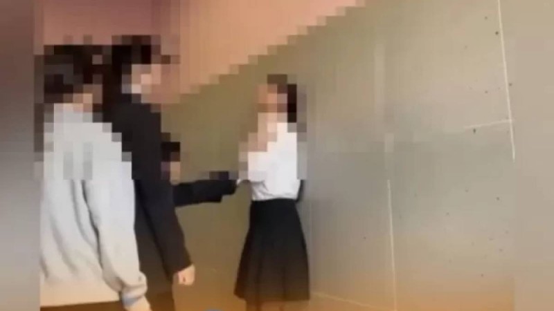 Ақтауда оқушы қыздар бірі-бірі талдырып, ойнап жүр: Білім басқармасы түсініктеме берді (ВИДЕО)