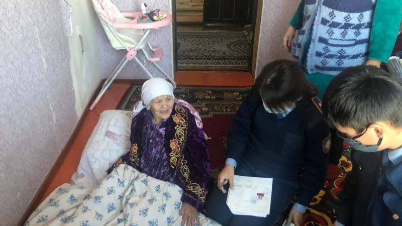 Созақ ауданының тұрғынына 101 жаста жаңа жеке куәлік жасалды