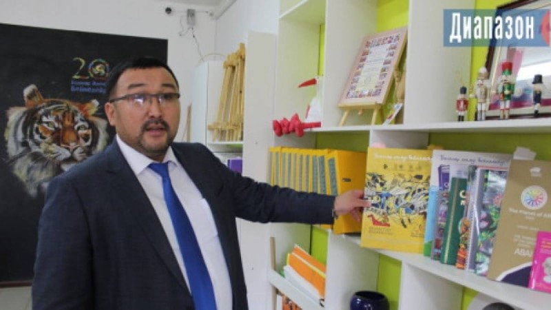 Жертөледе жұмыс істейтін мектеп директоры кабинетін оқушыларға берген