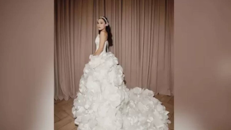 «Екеуі бірге тұрады емес пе?» Айжұлдыз Адайбекова сүйіктісімен заңды некеге отырды