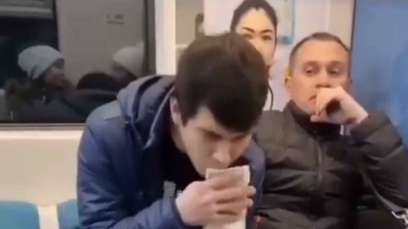 Алматы метросында жолаушыларды көк жөтелімен қорқытқан пранкер ұсталды (видео) - Қазақстан жаңалықтары