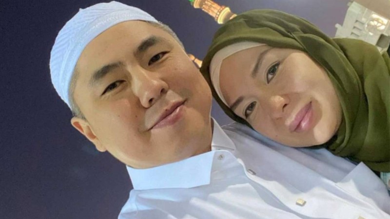 Нұртас Адамбай жұбайымен бірге қажылыққа аттанды