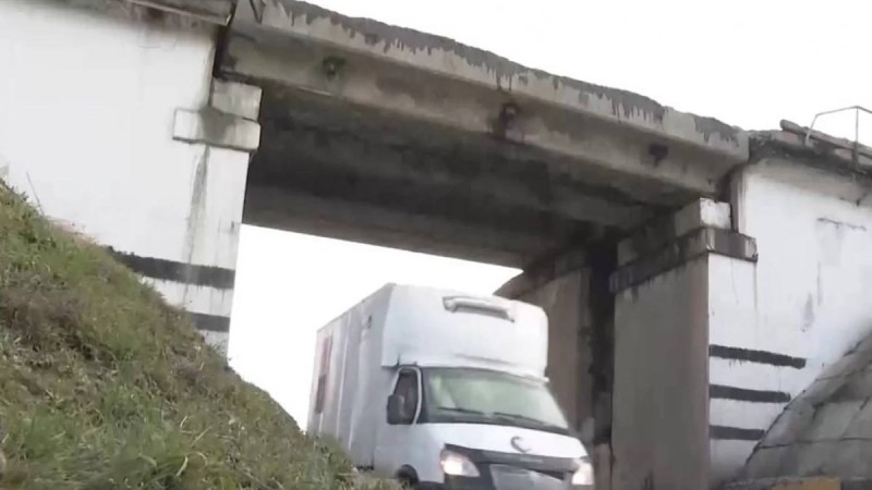 Түркістан облысында көпірдің бір бөлігі опырылып түсті: ҚТЖ компаниясына айыппұл салынды