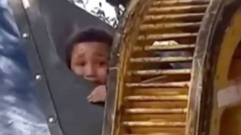 7 жасар бала тығыламын деп қоқыс бөлшектегіштің ішіне құлап кеткен