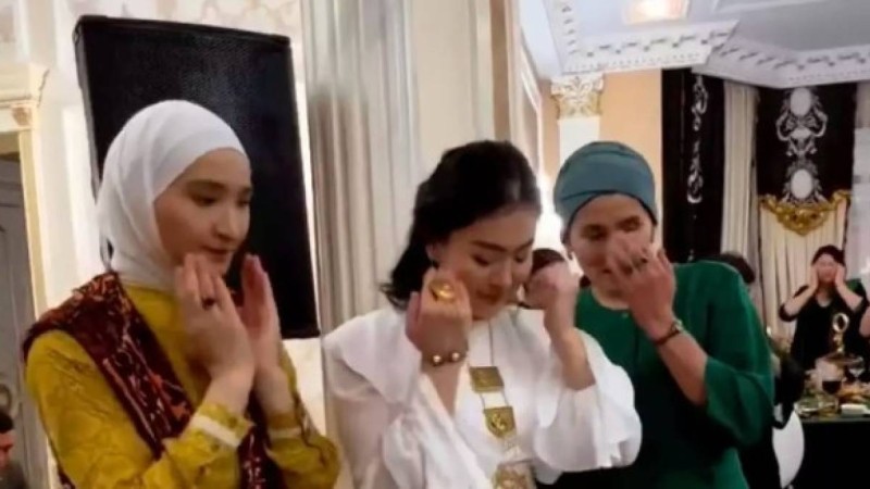 "Италиялық сақина, бренд сөмке": Төреғалидің анасы жаңа құдаларына шетелден киіт кигізді (видео)