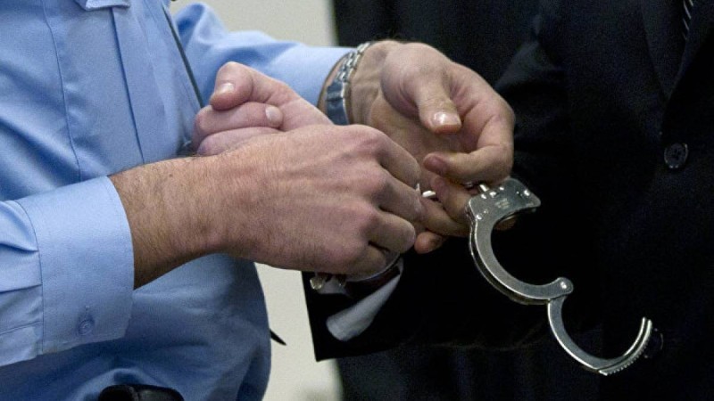 Әпкесін өлтірген ер адам сот залының төбесі арқылы қашып кетпекші болды – видео