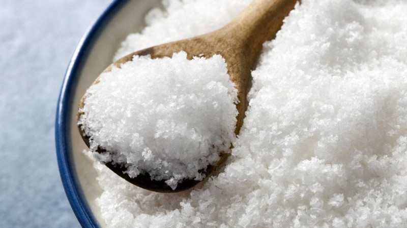 Таразда түсірілген видео: Кейіпкер үйіне тұз үйіп, қарғыс айтады