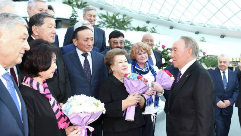 Назарбаев елорданың алғашқы құрылысына атсалысушылармен кездесті