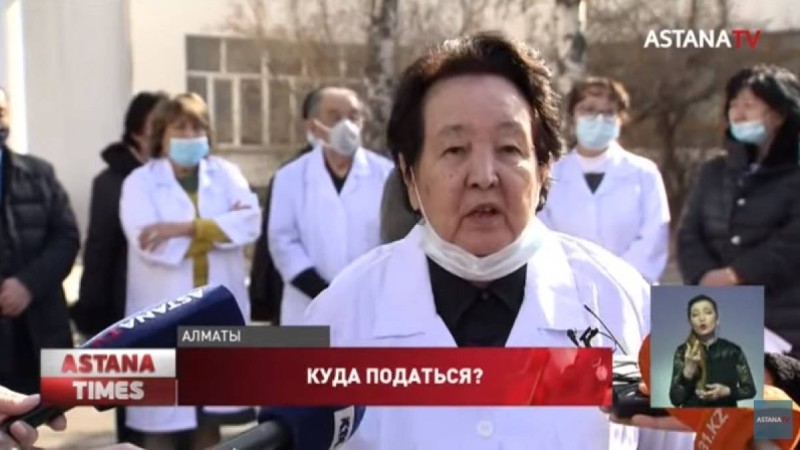 600 мұғалім медициналық университеттің жабылуына қарсы шықты