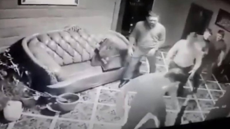 Жаңа жыл қарсаңында Өскемендегі мейрамханада төбелескен бір топ шенеуніктің видеосы жарияланды