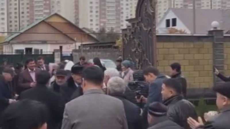 Төреғали Төреәлінің кенже қарындасына сырға салды (ВИДЕО)