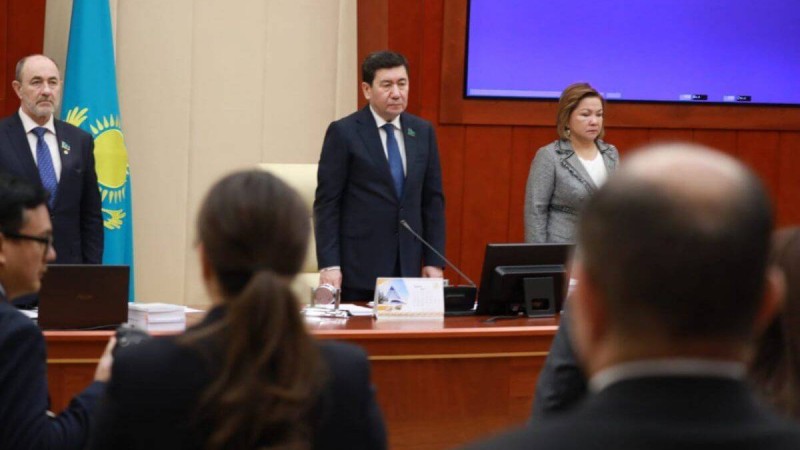 Мәжіліс депутаттары жұмысын бір минут үнсіздікпен бастады
