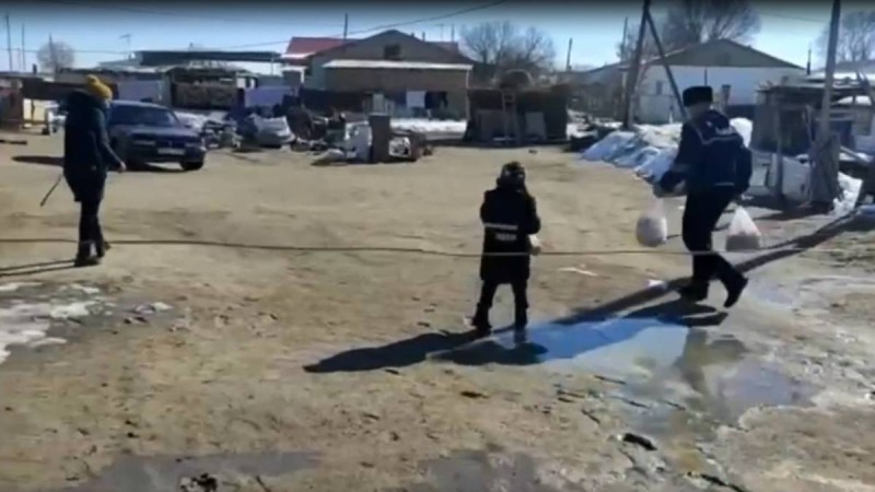 Полицейлер қолында бала мен ауыр жүгі бар әйелді үйіне жеткізді