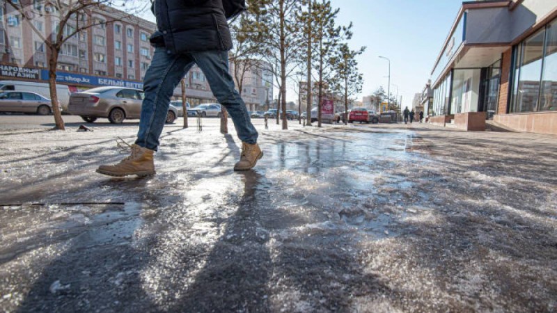 Коронавирус жұқтырған адаммен бірге келген 14 жолаушы басқа өңірге кетіп қалған