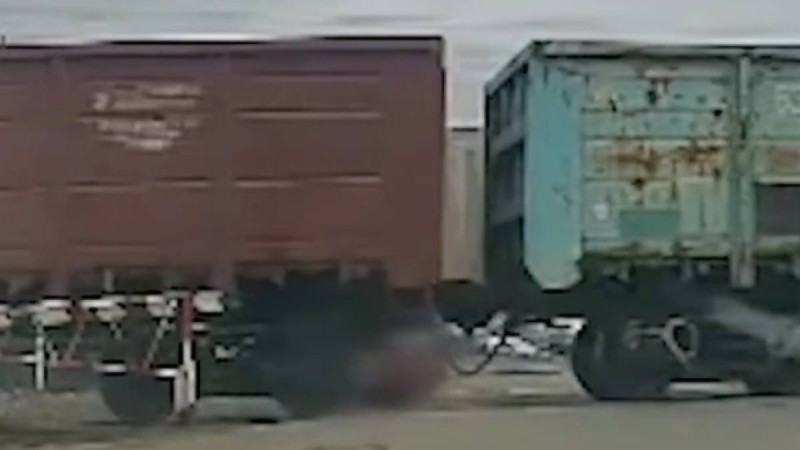 Семейде әйел адамды жүк пойызы басып кетті (ВИДЕО)  