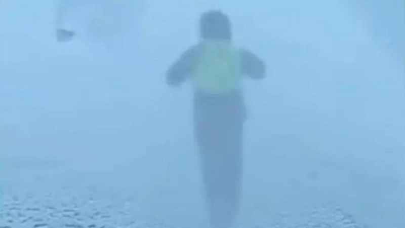 Боранда көліктерге жүгіріп жүріп жол көрсеткен полицей желі қаһарманына айналды