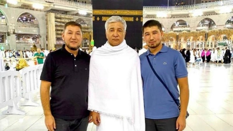 Желіде Тасмағамбетовтың Меккедегі суреті тарады
Шенеунік 63 жасқа толуын қасиетті қалада атап өткен көрінеді