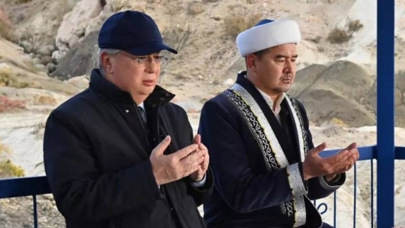 Тоқаев Бекет ата жерасты мешітін зиярат етті (фото)