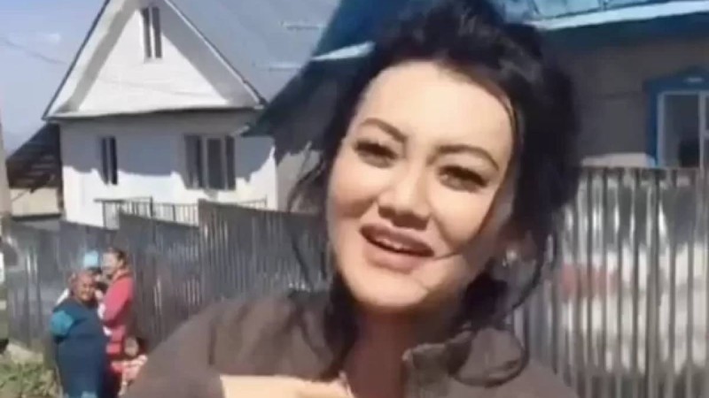 «Райм бастауыш бітірген жыл»: Ерке Есмаханның есекке мініп, ауылда жүрген видеосы тарады